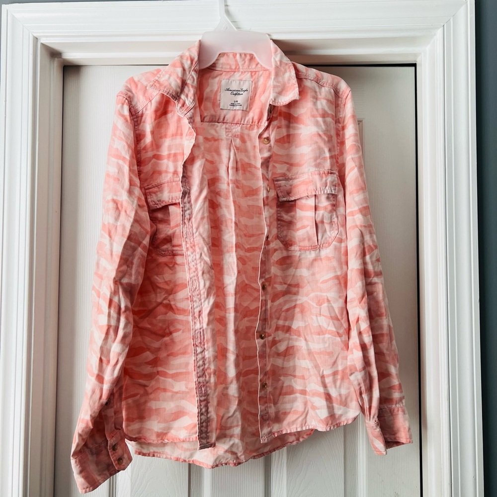 Cute American Eagle Pink Camo lightweight shirt